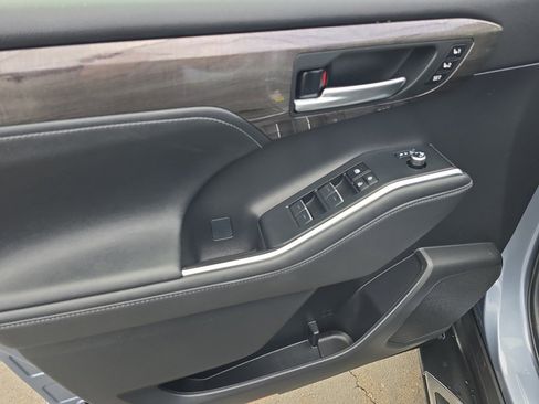 Used 2023 Toyota Highlander Platinum image 11