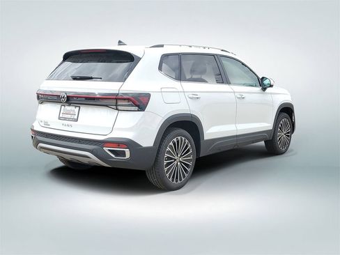 New 2026 Volkswagen Taos SE FWD image 3