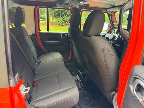 Used 2018 Jeep Wrangler Unlimited Sahara AWD/4WD image 13