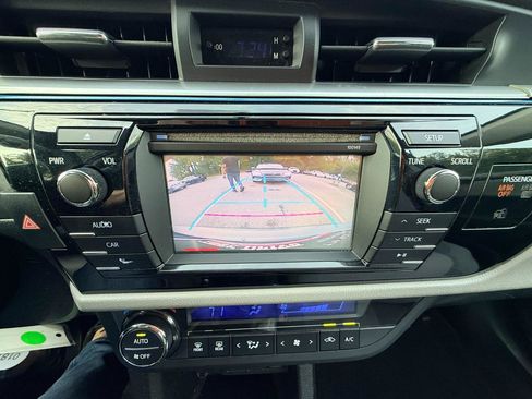 Used 2014 Toyota Corolla LE FWD image 23