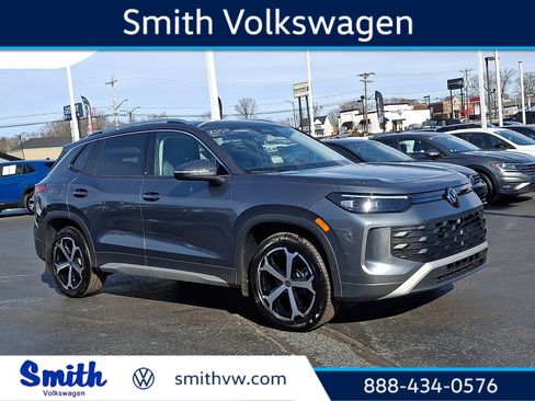 Certified 2025 Volkswagen Tiguan SE image 1