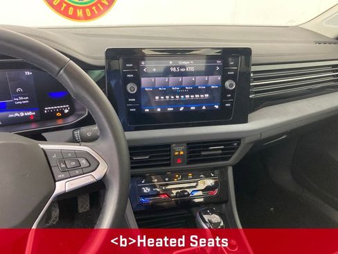 Used 2025 Volkswagen Jetta SE image 2