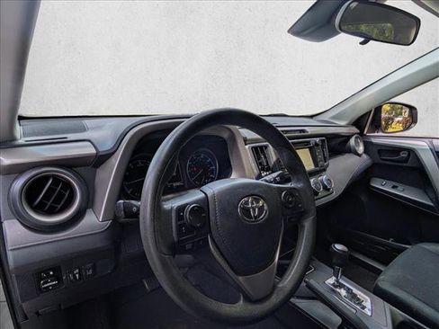 Used 2018 Toyota RAV4 LE FWD image 10