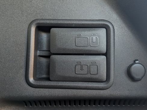 Used 2019 Chevrolet Equinox LT w/ Sun & Navigation Package image 6