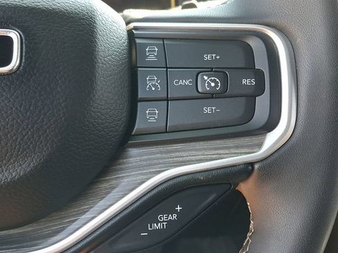 Used 2024 Jeep Wagoneer L Series II RWD image 22