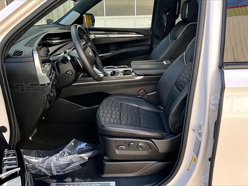 Certified 2025 Cadillac Escalade ESV V image 21