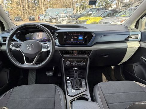 Used 2024 Volkswagen Taos SE image 11