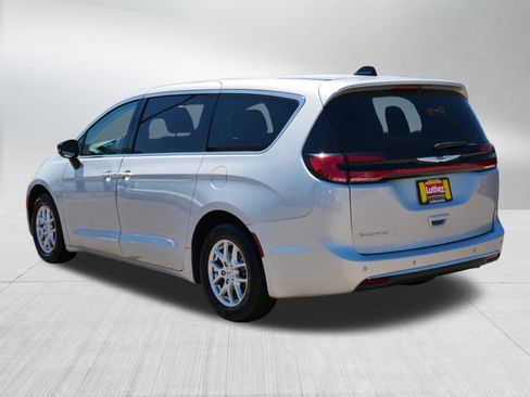 Used 2024 Chrysler Pacifica Touring-L FWD image 5