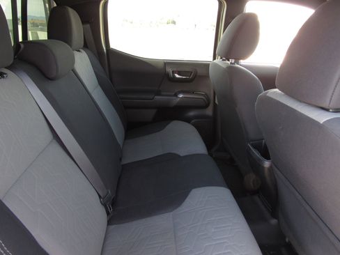 Used 2020 Toyota Tacoma TRD Off-Road w/ Technology Package image 11