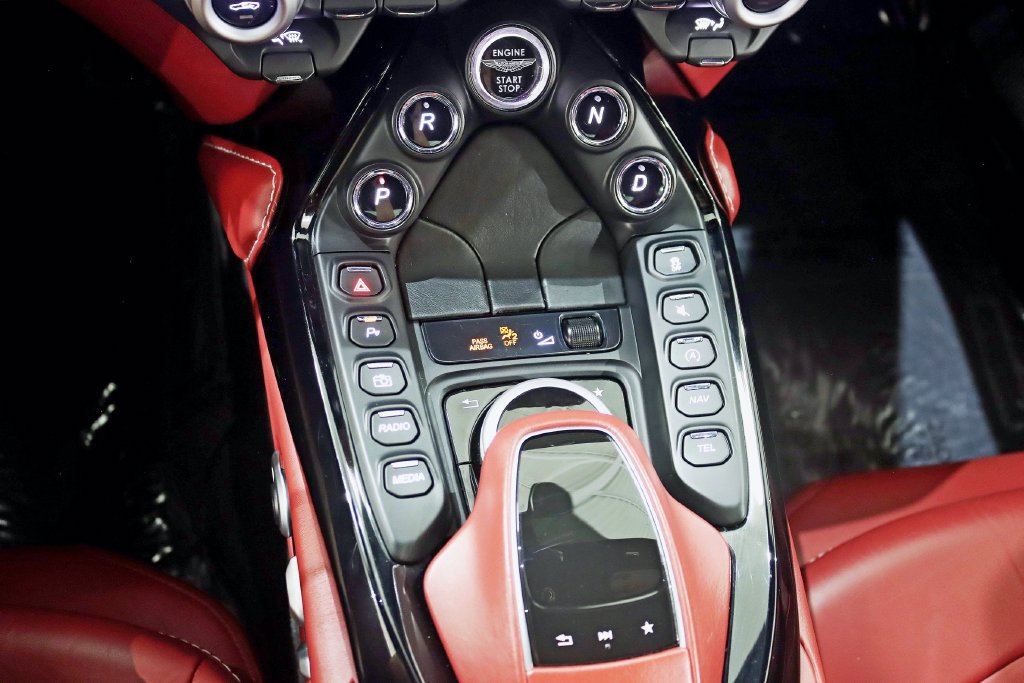 Used 2019 Aston Martin V8 Vantage Coupe RWD image 24