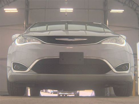 Used 2020 Chrysler Pacifica Limited FWD image 3