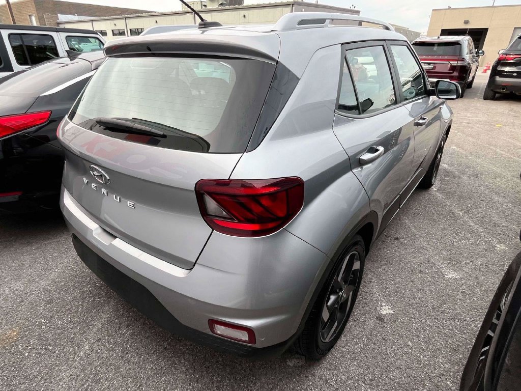 Used 2025 Hyundai Venue SEL FWD image 2