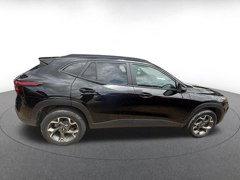 Used 2025 Chevrolet Trax LT w/ LT Convenience Package FWD image 8
