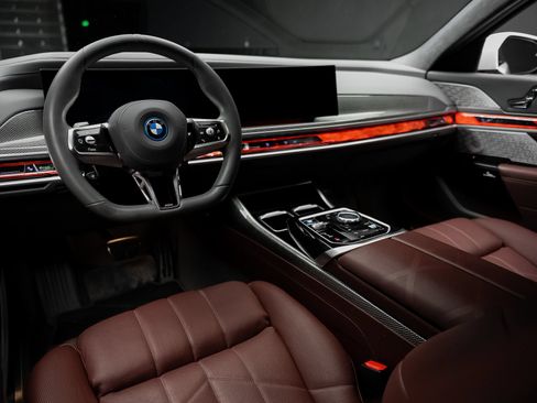 Used 2024 BMW i7 xDrive60 AWD/4WD image 3