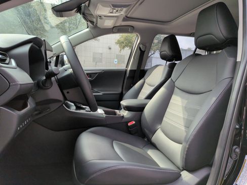 Used 2025 Toyota RAV4 Limited image 16