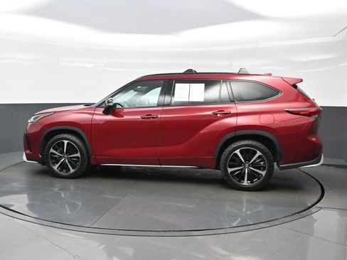 Used 2022 Toyota Highlander XSE AWD/4WD image 3