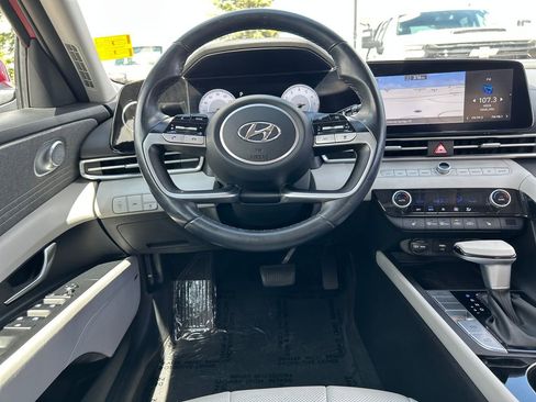 Used 2022 Hyundai Elantra Limited w/ Preferred Accessory Package FWD image 9