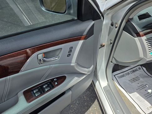 Used 2010 Toyota Avalon Limited FWD image 13