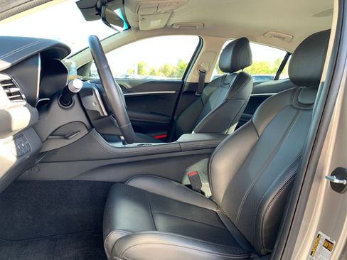 Used 2025 Genesis G70 2.5T image 27