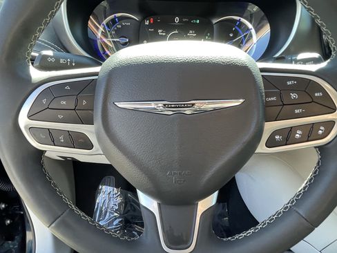Used 2023 Chrysler Pacifica Touring-L FWD image 20