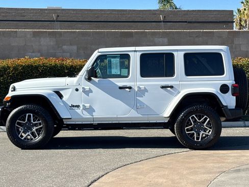 Used 2025 Jeep Wrangler Unlimited Sahara AWD/4WD image 7