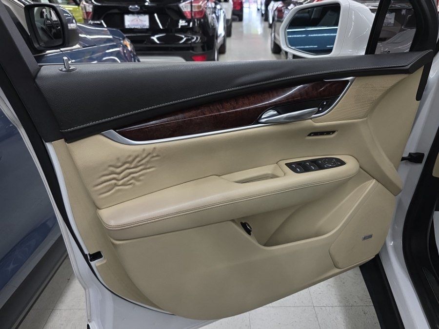 Used 2017 Cadillac XT5 Luxury w/ Driver Awareness Package AWD/4WD image 15