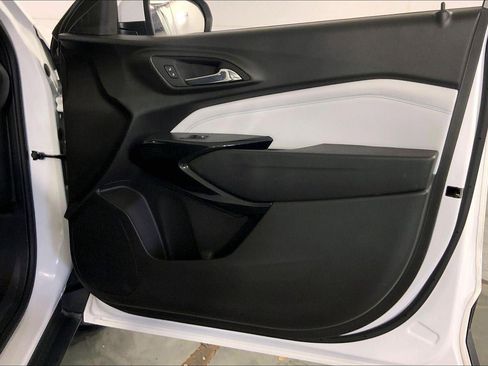 Used 2025 Chevrolet Trax LT w/ LT Convenience Package image 25