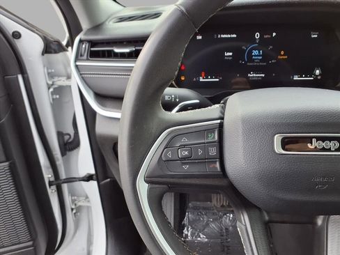 Used 2023 Jeep Grand Cherokee Laredo image 11