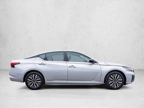 Used 2024 Nissan Altima 2.5 SV image 4