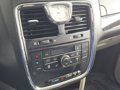 Used 2015 Chrysler Town & Country Touring w/ Driver Convenience Group image 23