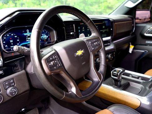 Used 2023 Chevrolet Silverado 1500 High Country w/ High Country Premium Package AWD/4WD image 9