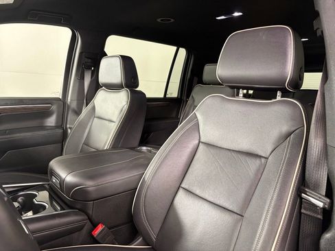 Used 2025 Chevrolet Suburban Premier image 21