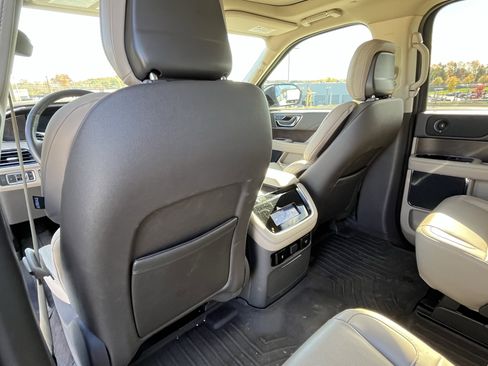 Used 2024 Lincoln Navigator Premiere image 34