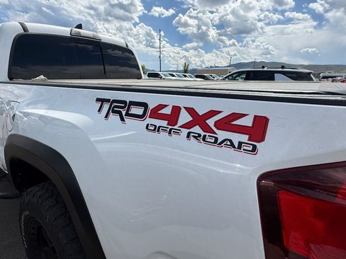 Used 2019 Toyota Tacoma TRD Off-Road w/ Technology Package AWD/4WD image 8