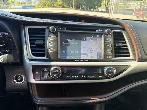 Used 2017 Toyota Highlander XLE AWD/4WD image 23