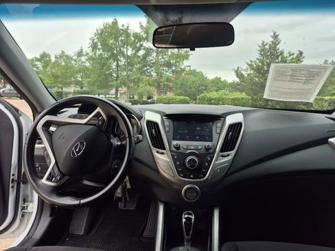 Used 2017 Hyundai Veloster FWD image 20