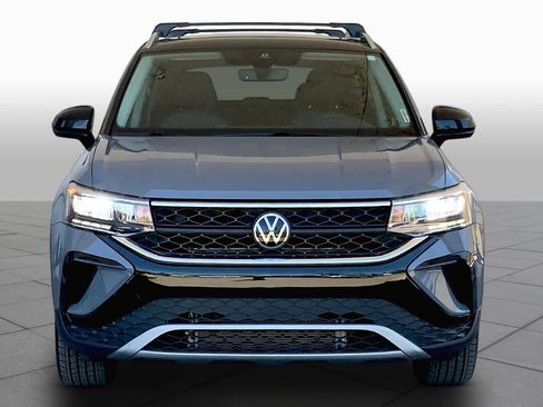 Used 2024 Volkswagen Taos SE w/ Panoramic Sunroof Package image 4