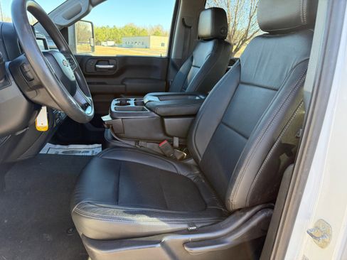 Used 2022 Chevrolet Silverado 2500 Custom w/ Custom Convenience Package image 12