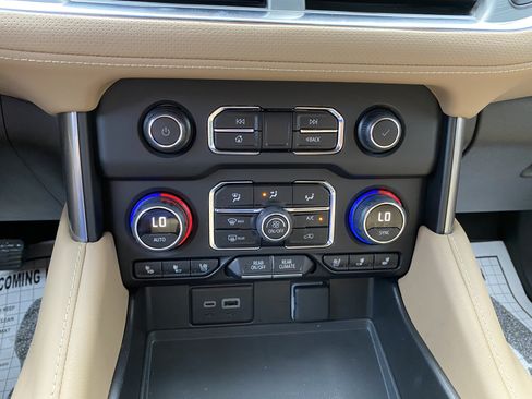 Used 2024 Chevrolet Suburban Premier w/ Premium Package RWD image 30
