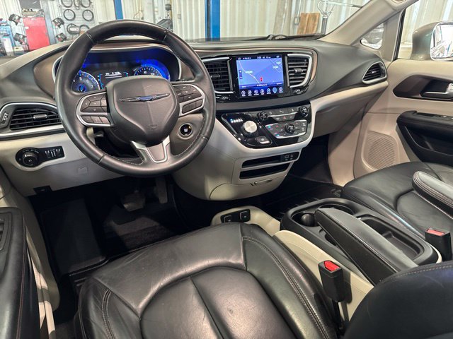 Used 2017 Chrysler Pacifica Touring-L FWD image 6