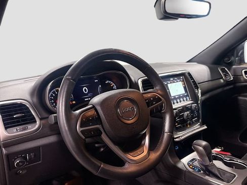 Used 2018 Jeep Grand Cherokee Altitude AWD/4WD image 10