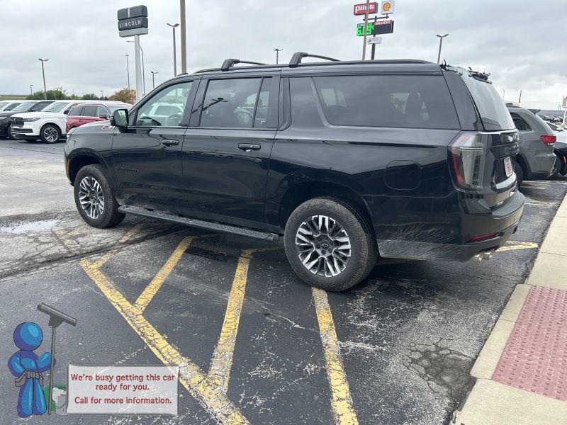 Used 2025 Chevrolet Suburban Z71 w/ Comfort Package AWD/4WD image 3