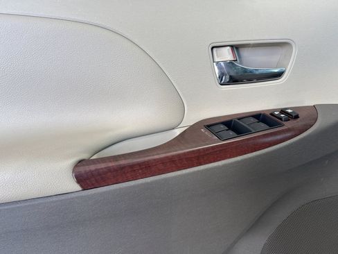 Used 2011 Toyota Sienna XLE FWD image 12