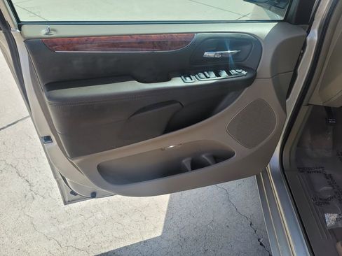 Used 2013 Chrysler Town & Country Touring-L w/ Entertainment Group #2 FWD image 10