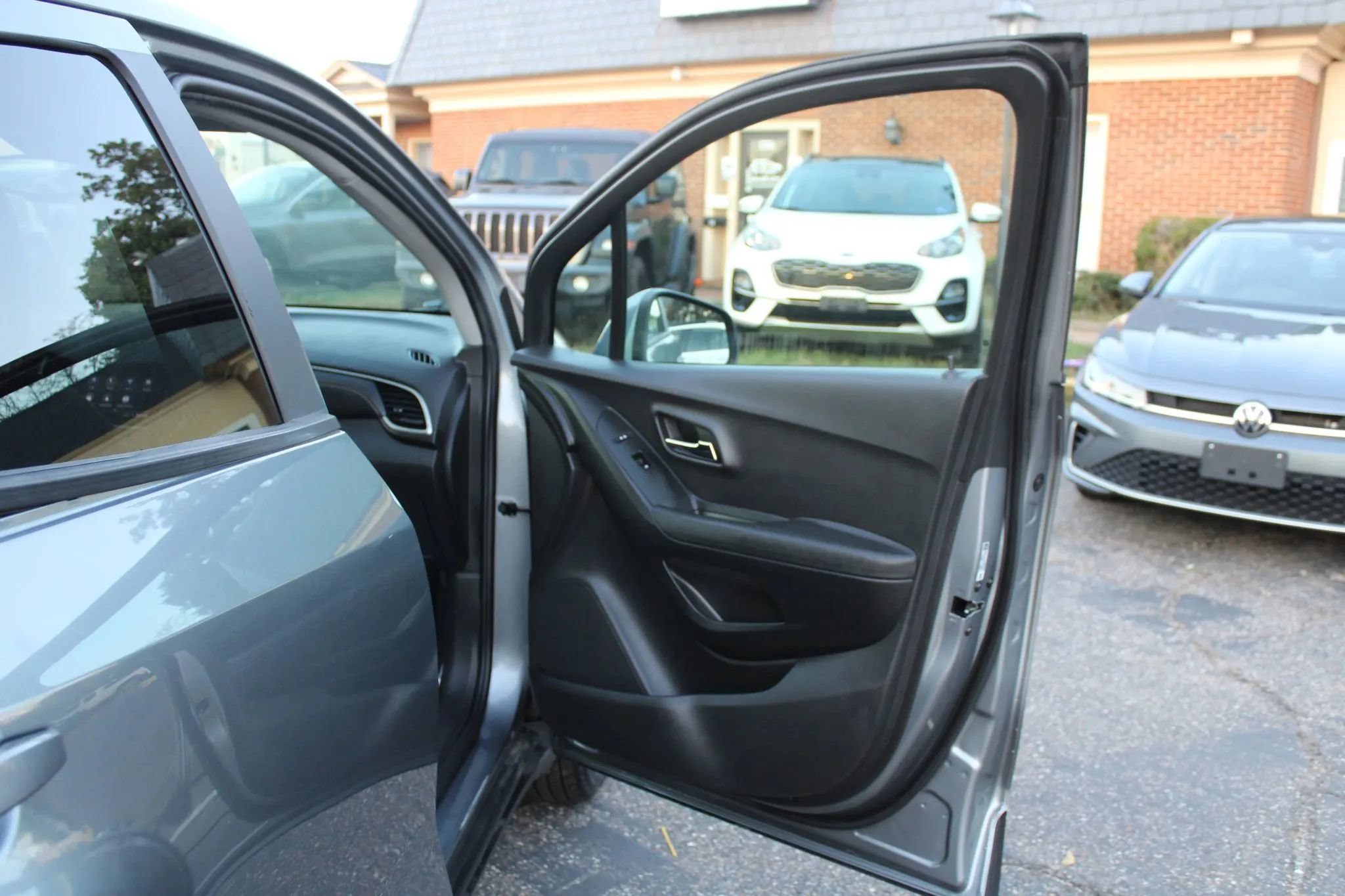 Used 2020 Chevrolet Trax LS w/ Tint and Cruise Package AWD/4WD image 11