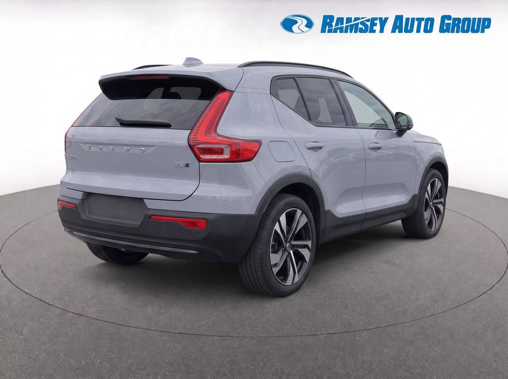 Used 2024 Volvo XC40 B5 Plus w/ Protection Package Premier AWD/4WD image 4