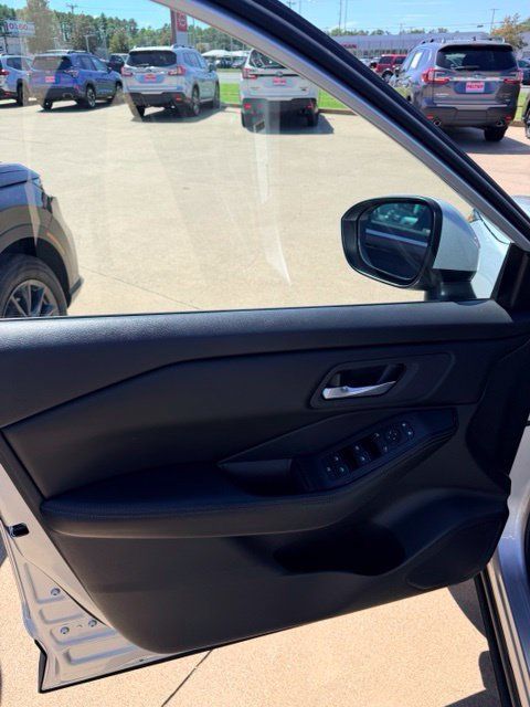 Used 2024 Nissan Rogue SV AWD/4WD image 15