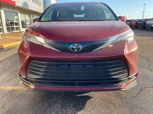 New 2026 Toyota Sienna XLE FWD image 8