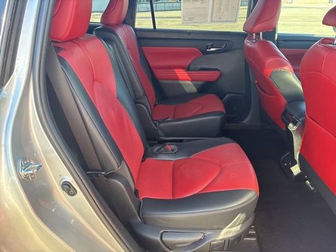 Used 2022 Toyota Highlander XSE image 16
