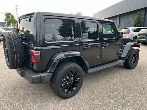 Used 2023 Jeep Wrangler Sahara w/ Cold Weather Group AWD/4WD image 7